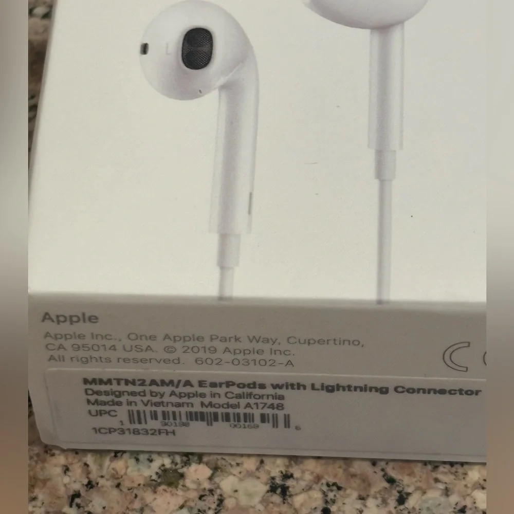 Apple Earpods with Lightening Connector